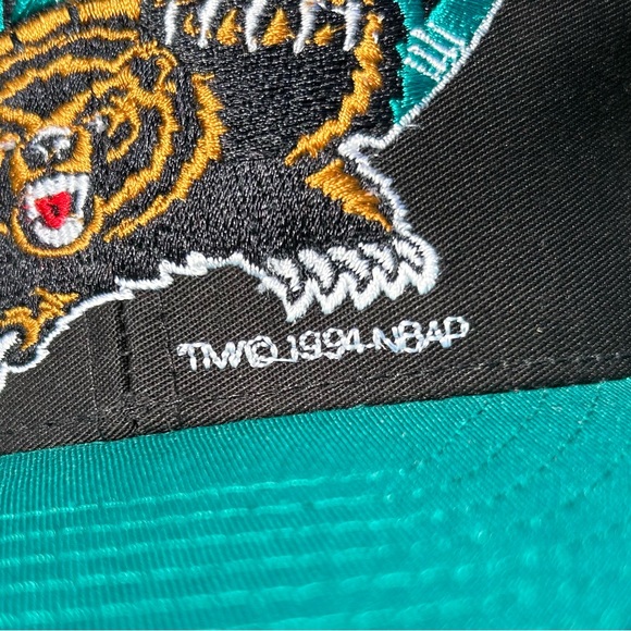 💥SOLD💥 Vintage 1994 Vancouver Grizzlies snapback hat baseball cap NBA Competitor - Picture 4 of 16